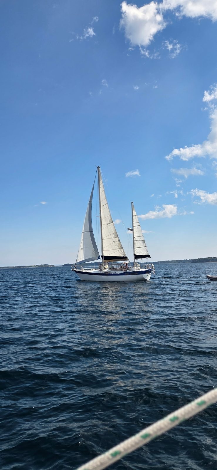 Pitta, a Wauquiez Amphitrite sail monohull, under sail